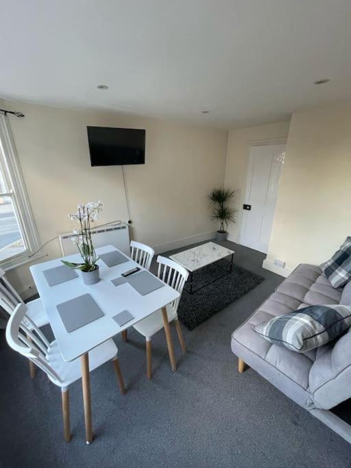 City Heights Apartamento Canterbury Exterior foto